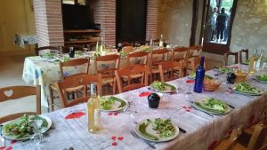 Repas de groupe au Gîte du Jardin d'en Naoua pour un séjour Randonnée